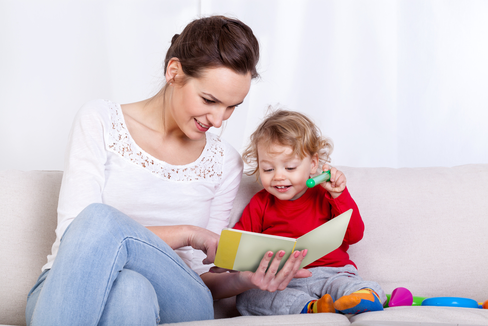 interactieve boek lezende moeder met kind