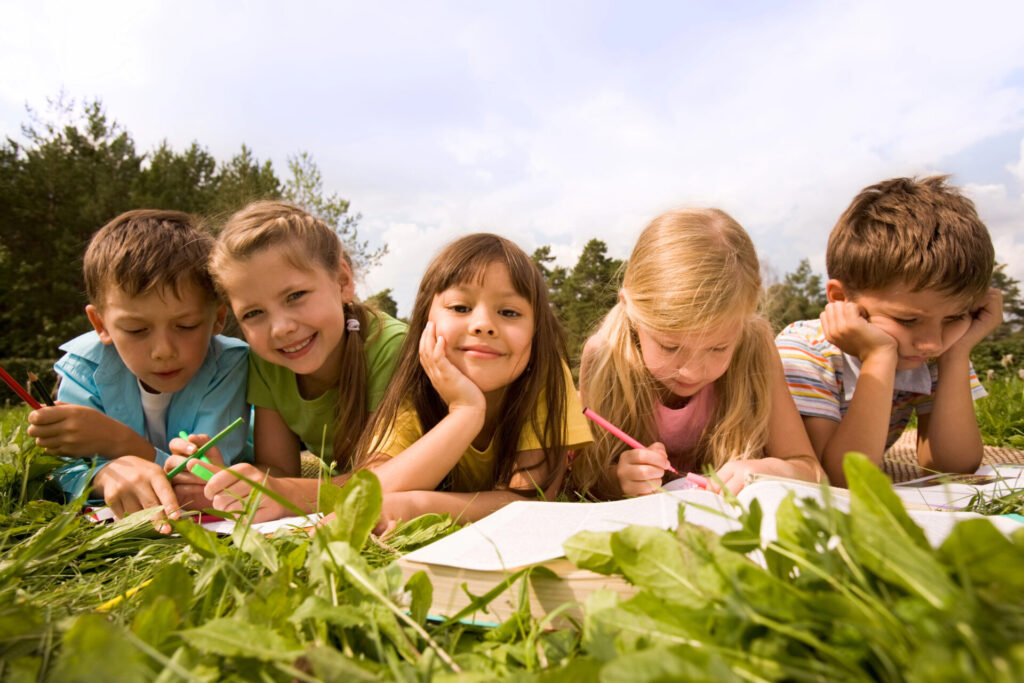 Ontdek de leukste kinderboeken voor de lente! Van speurboekjes tot vrolijke verhalen en knutselplezier – perfect om buiten te lezen!